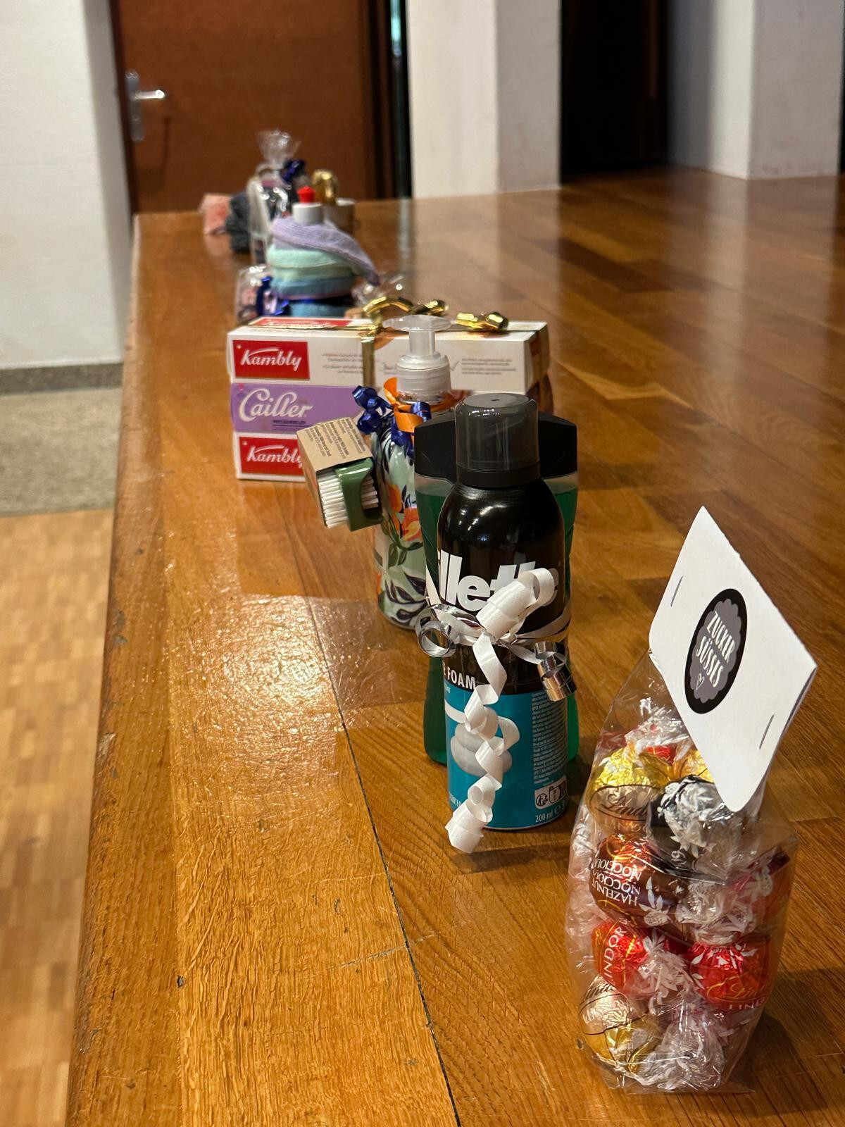 Eine Reihe Preise fürs Lotto bestehend aus Alltagsgegenständen