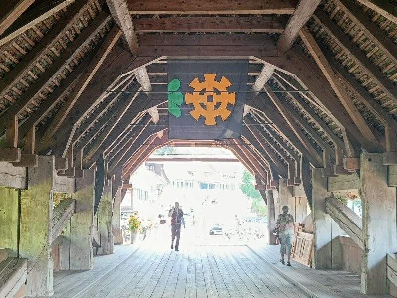Mühlebergfahne in der alten Holzbrücke