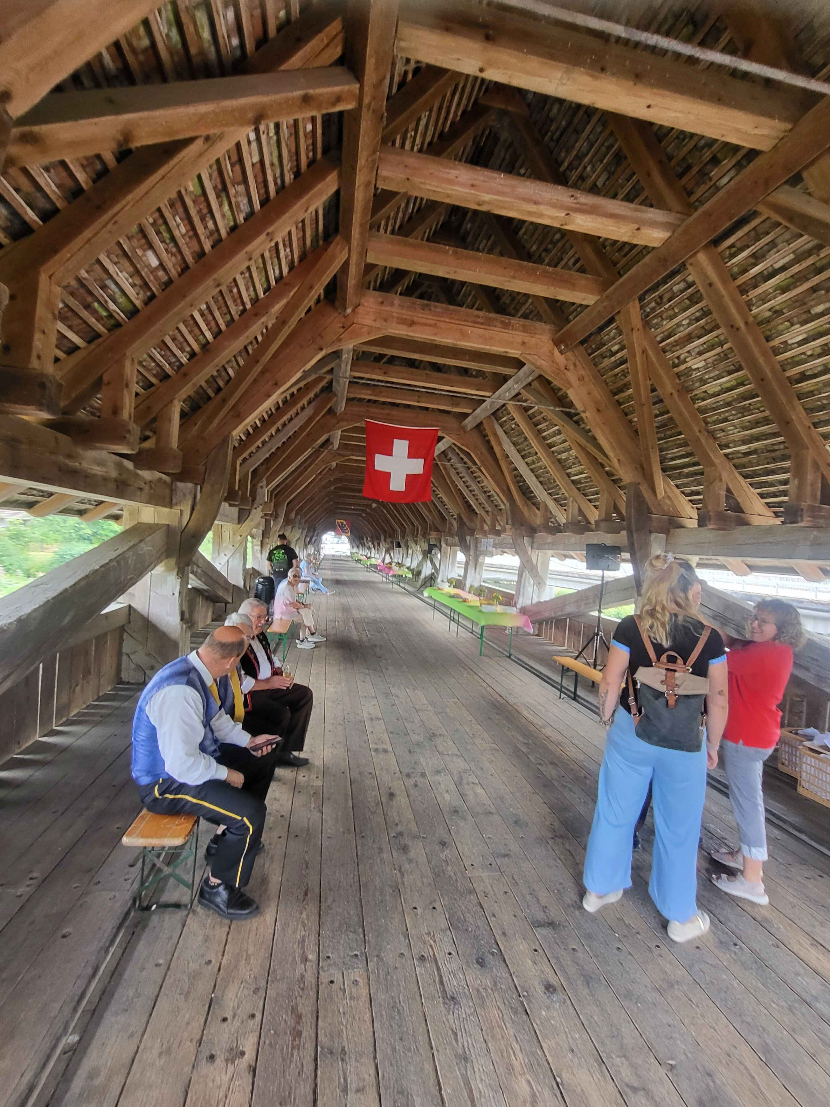 Alte Holzbrücke mit Menschen
